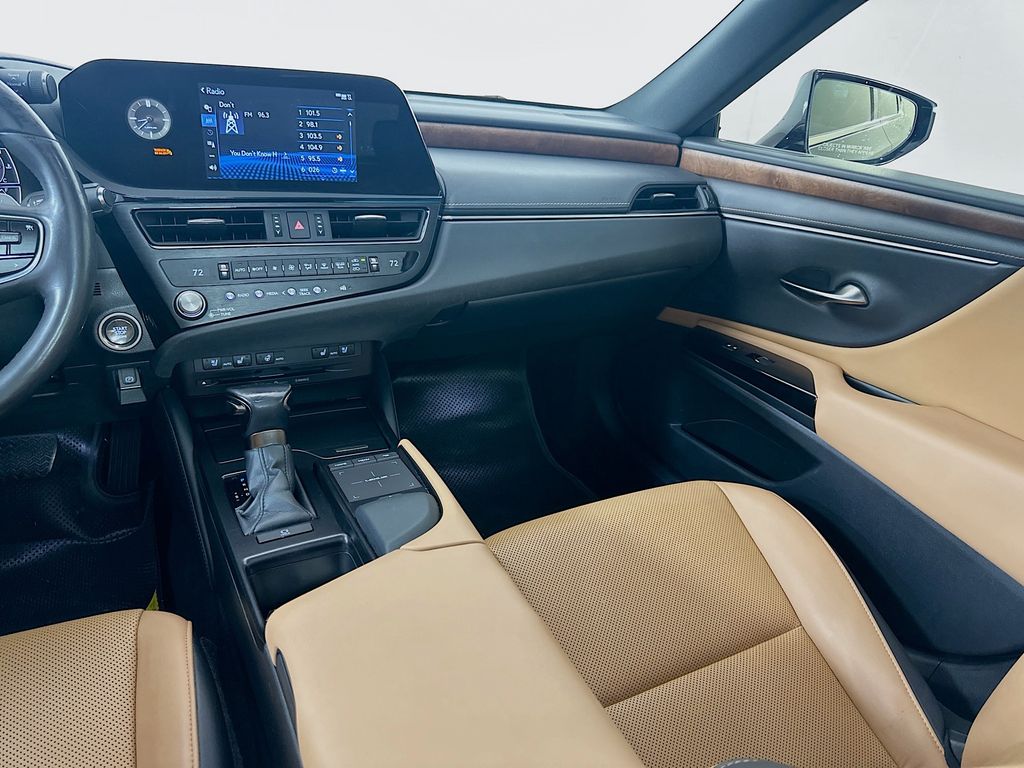 Thumbnail: 2022 Lexus ES - 23