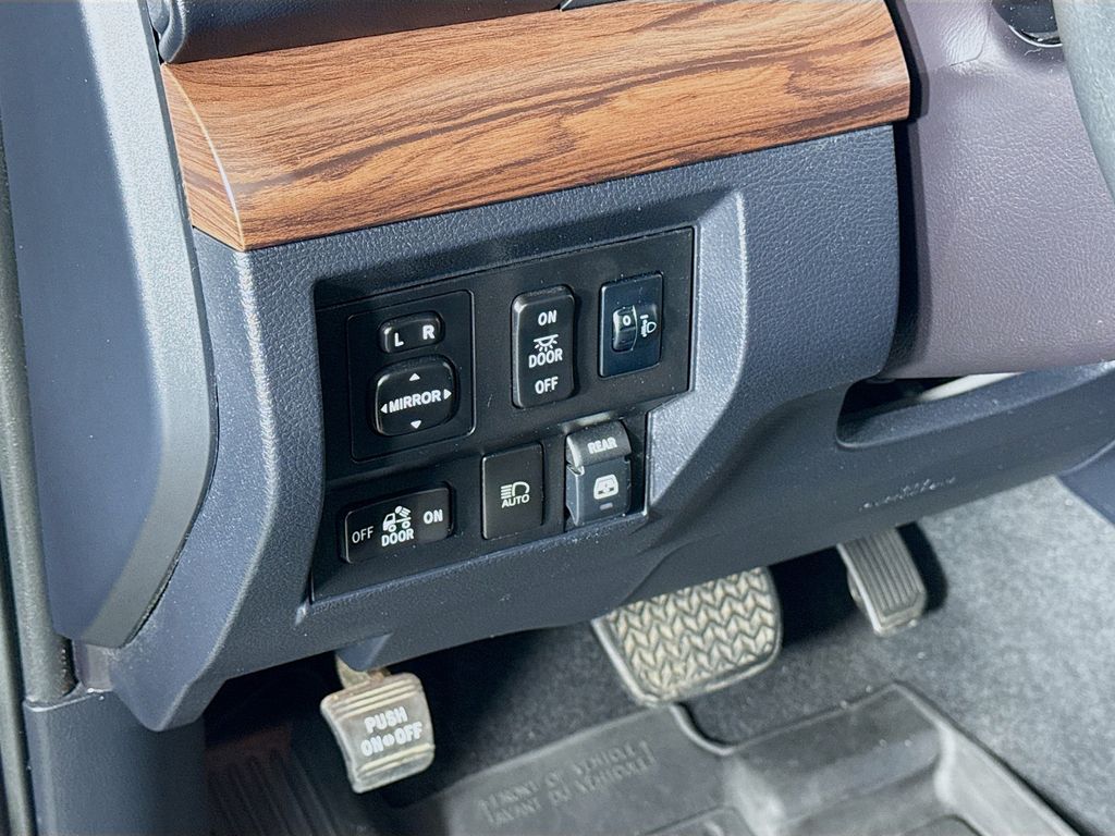 Thumbnail: 2019 Toyota Tundra - 10