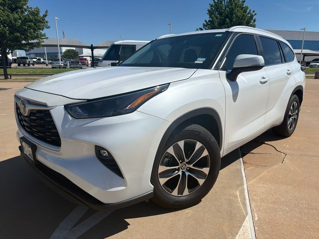 Pearl 2024 Toyota Highlander XLE FWD SUV / Crossover Front-Wheel Drive 8-Speed Automatic
