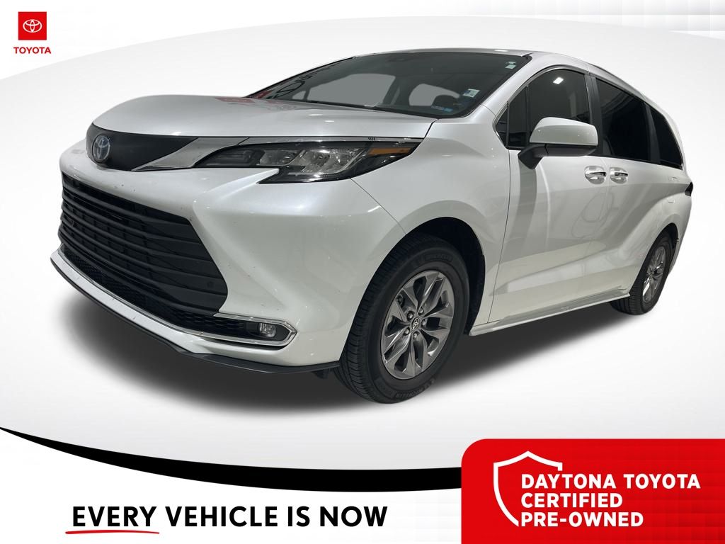 2023 Toyota Sienna XLE's photo