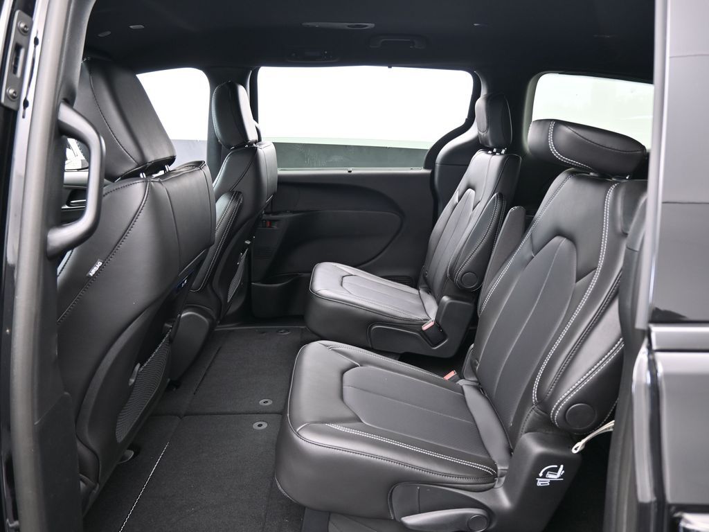 New 2026 Diamond Black Crystal Pearlcoat Chrysler Select image 31