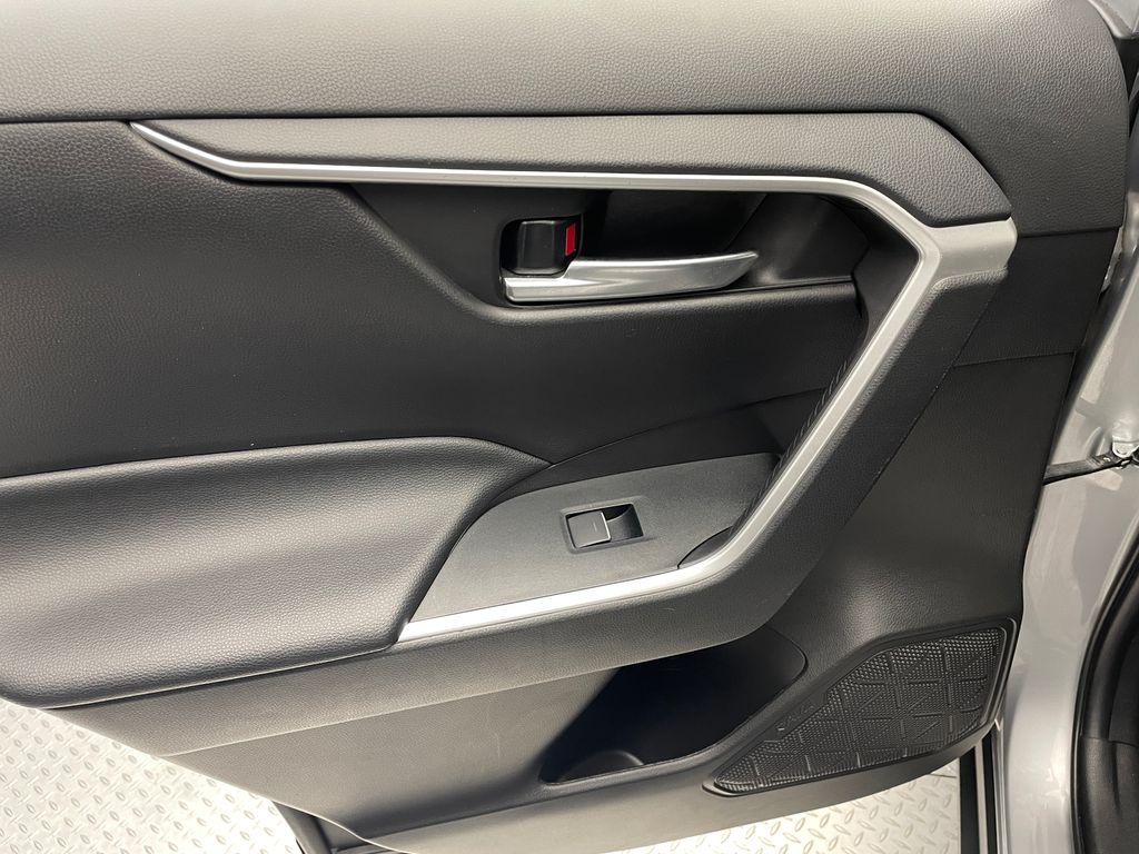 2022 Toyota RAV4 XLE 32
