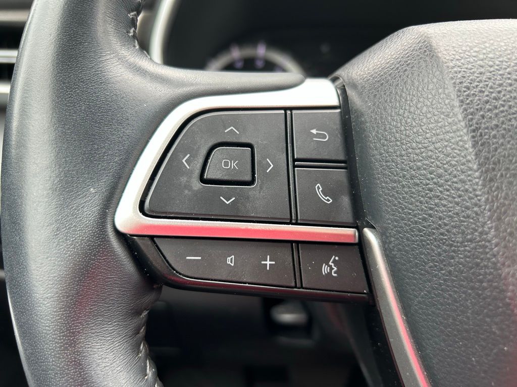 Thumbnail: 2023 Toyota Highlander - 21