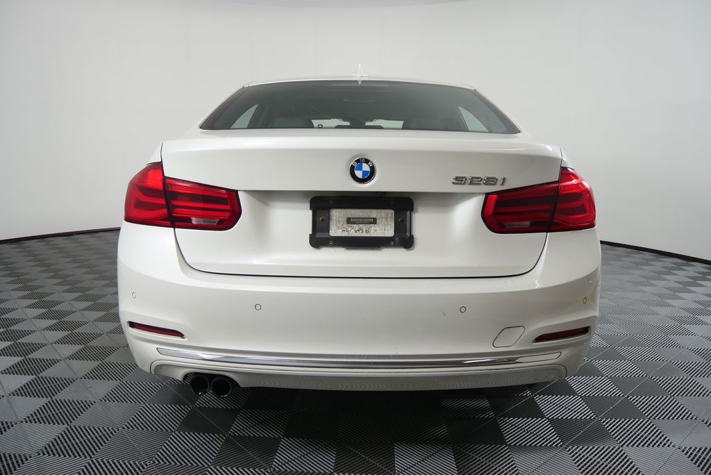 Thumbnail: 2016 BMW 3 Series - 4