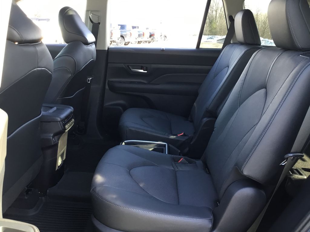 Thumbnail: 2026 Toyota Grand Highlander - 16