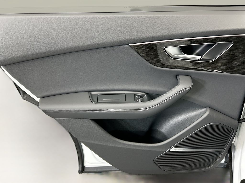 Thumbnail: 2026 Audi Q8 - 25