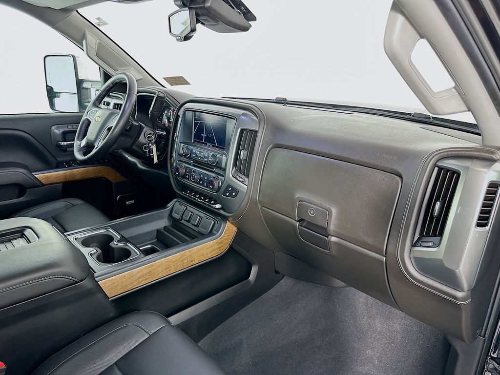 Thumbnail: 2019 Chevrolet Silverado 3500 - 28