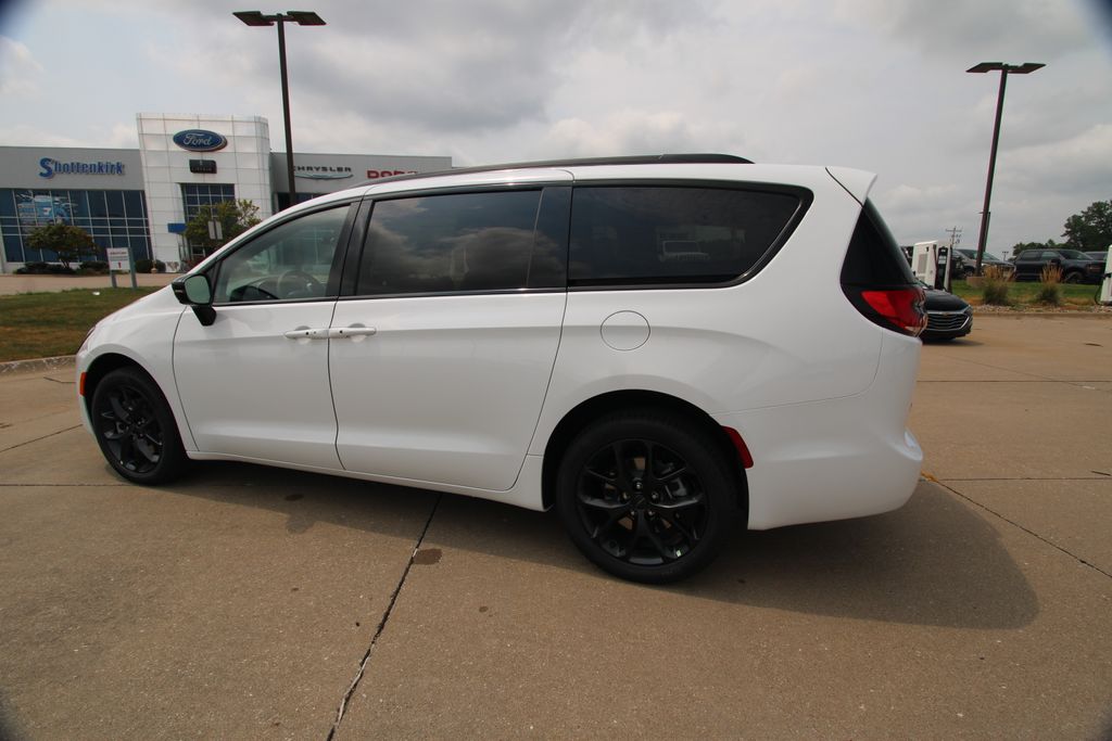 New 2027 Chrysler Pacifica Van