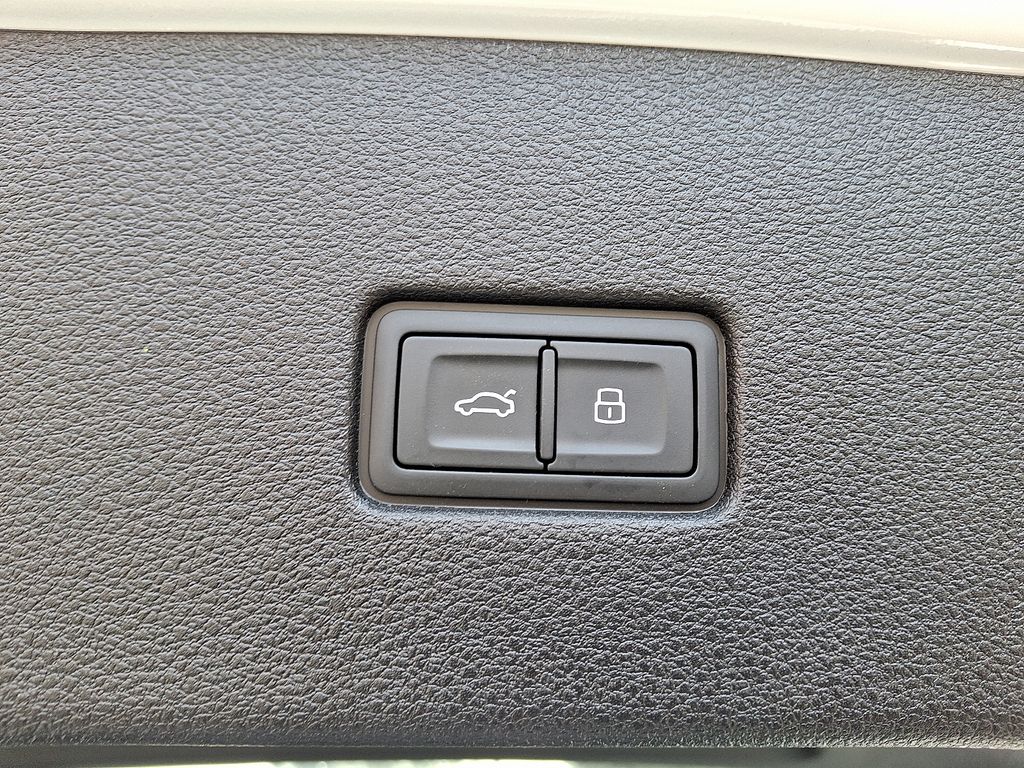 Thumbnail: 2020 Audi Q8 - 28