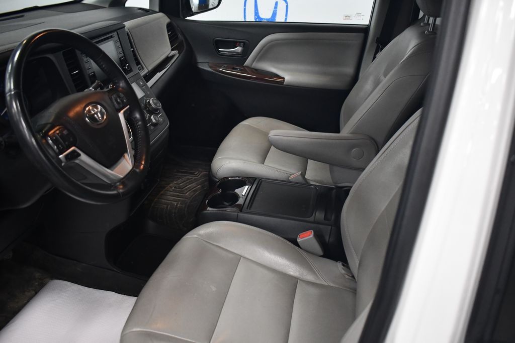 Thumbnail: 2020 Toyota Sienna - 6
