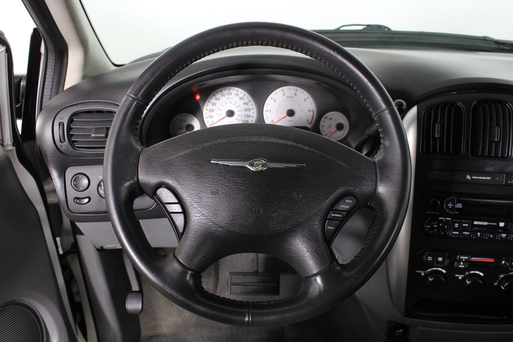 Used 2006 Chrysler Town & Country for sale in 