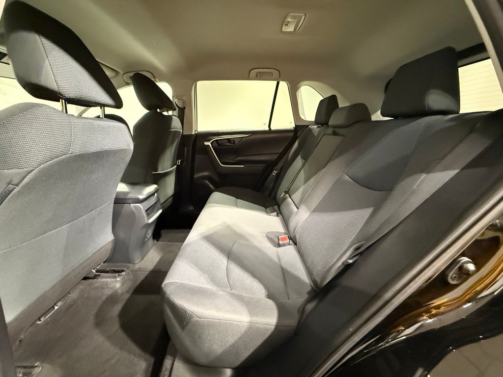 2019 Toyota RAV4 LE 18