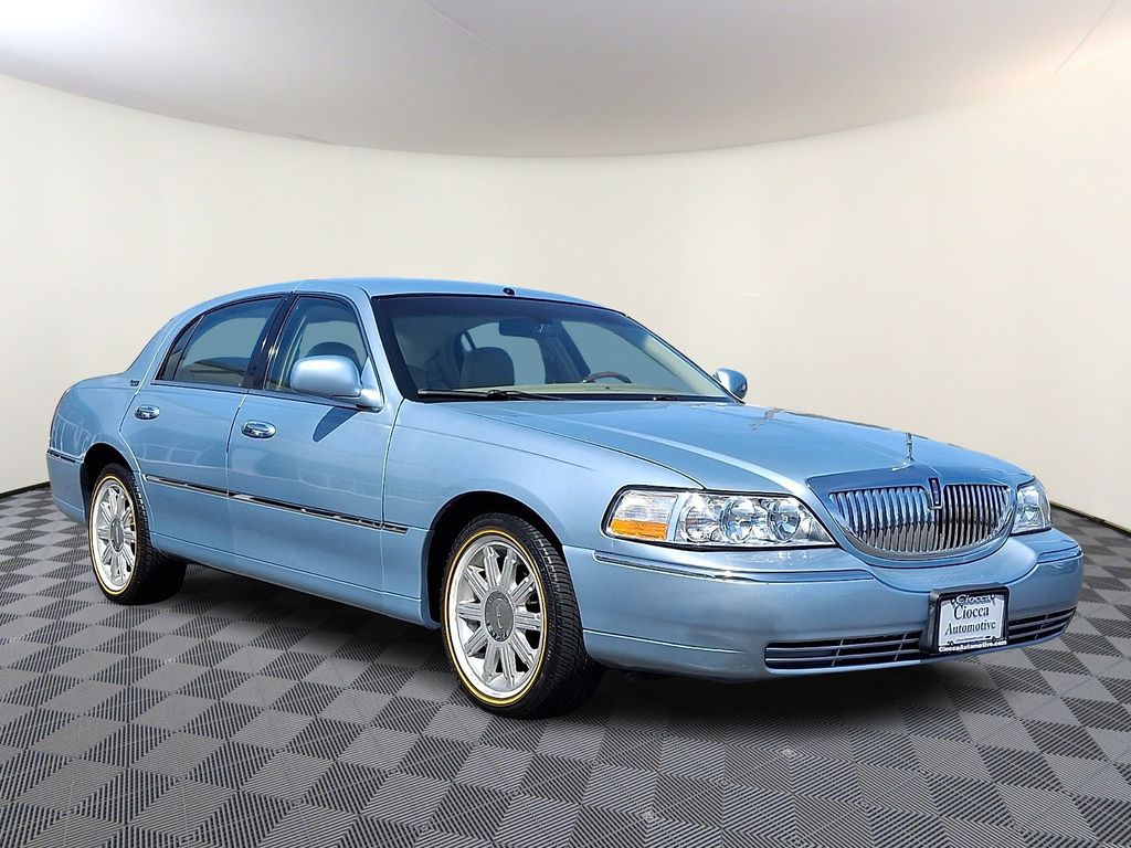 used 2009 Lincoln Town Car car, priced at $11,995