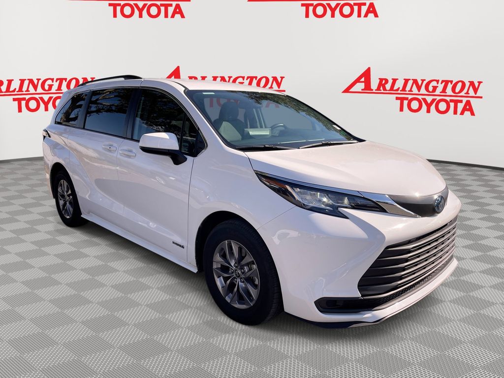 2021 Toyota Sienna LE's photo