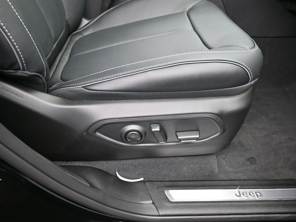 New 2025 Diamond Black Crystal Pearlcoat Jeep Overland image 17