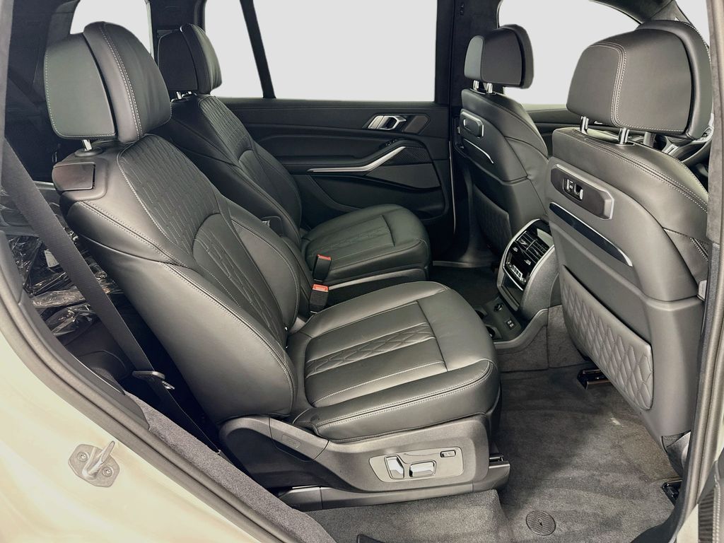 Thumbnail: 2027 BMW X7 - 21