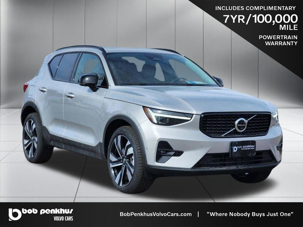 2025 Volvo XC40 B5 Ultra Dark Theme