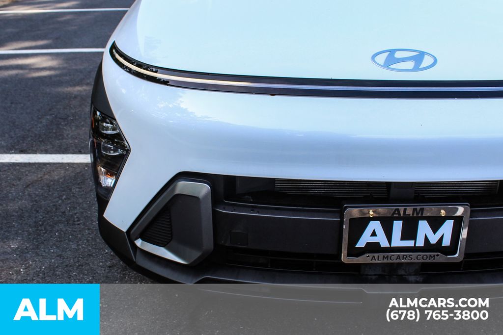 Used 2025 White Hyundai SEL image 11