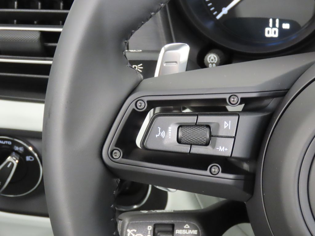 Thumbnail: 2026 Porsche Macan - 20