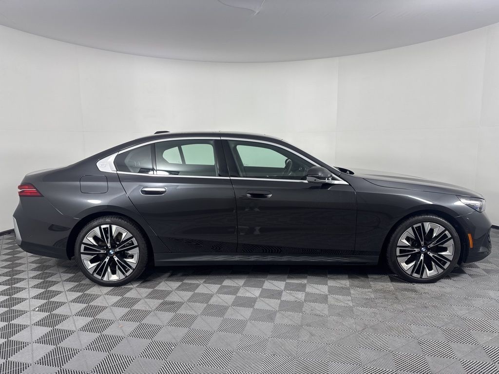 Thumbnail: 2025 BMW 5 Series - 4