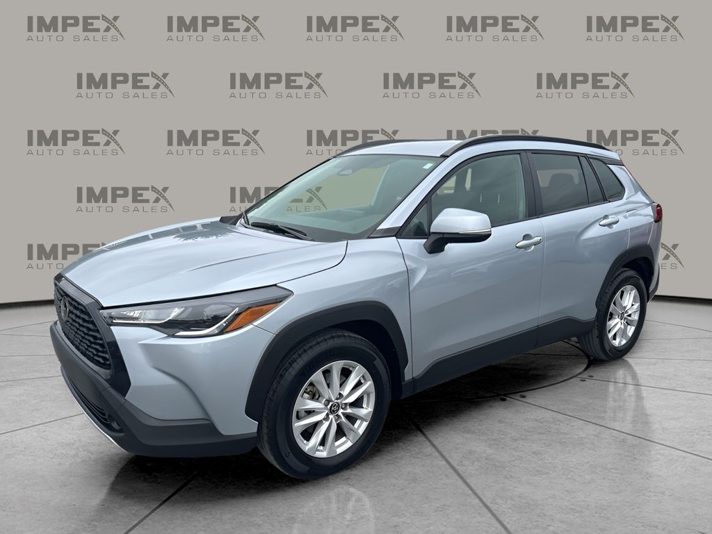 2024 Toyota Corolla Cross LE's photo