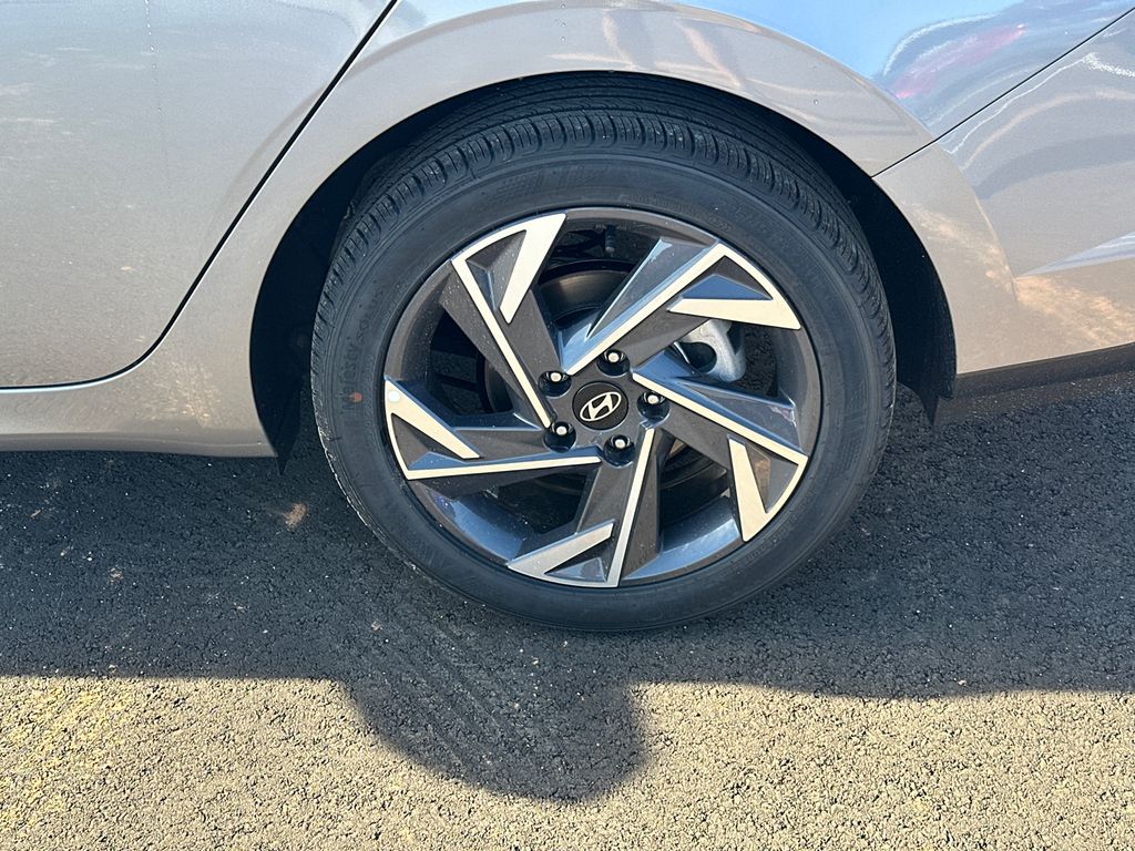 Used 2025 Silver Hyundai SEL Sport image 19