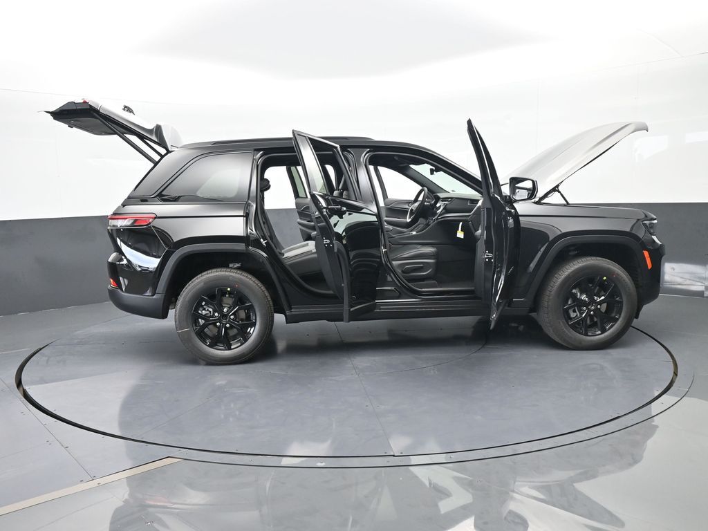 New 2025 Diamond Black Crystal Pearlcoat Jeep Laredo image 57