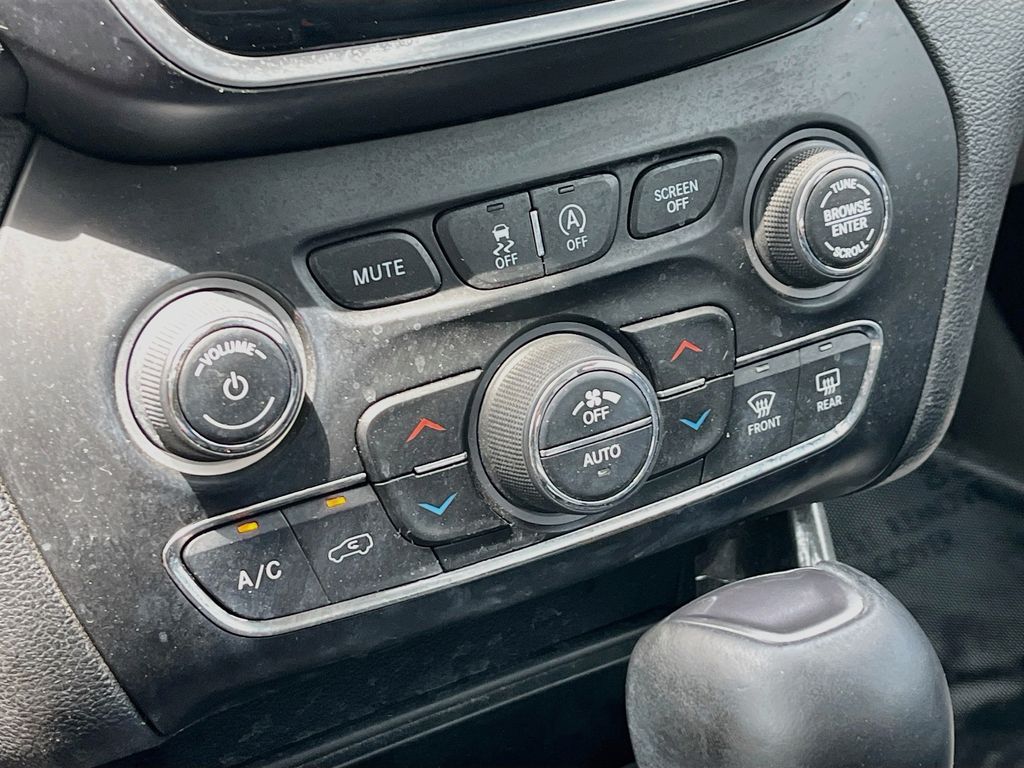 Used 2019 Gray Jeep Limited image 16