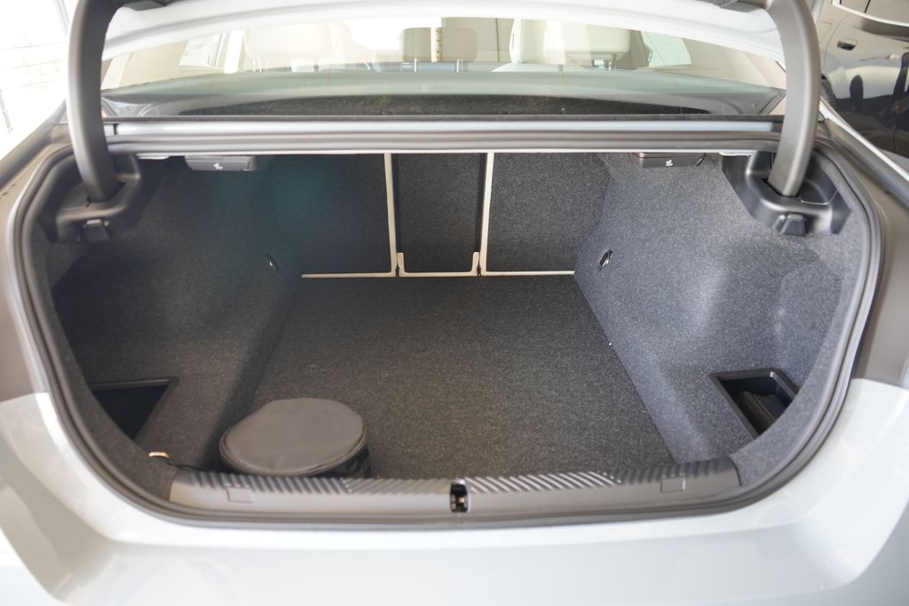 Thumbnail: 2026 BMW 5 Series - 21