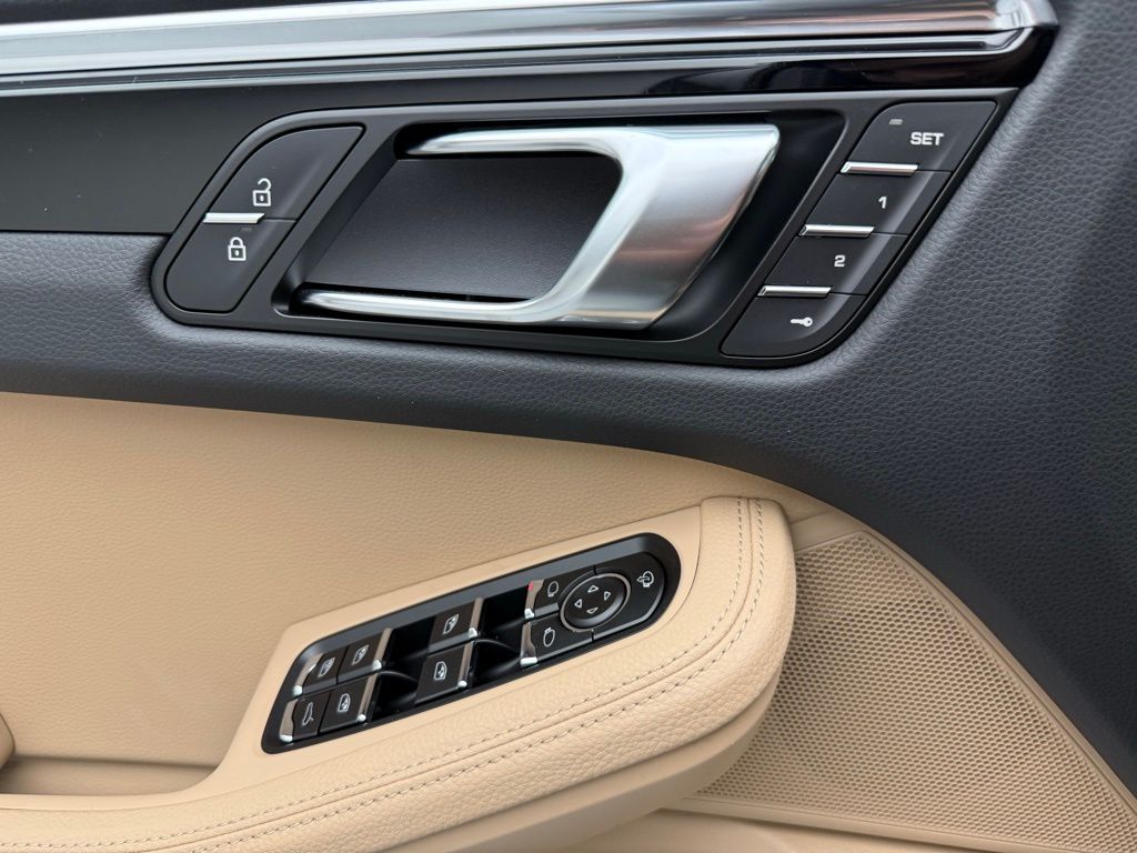 Thumbnail: 2026 Porsche Macan - 20