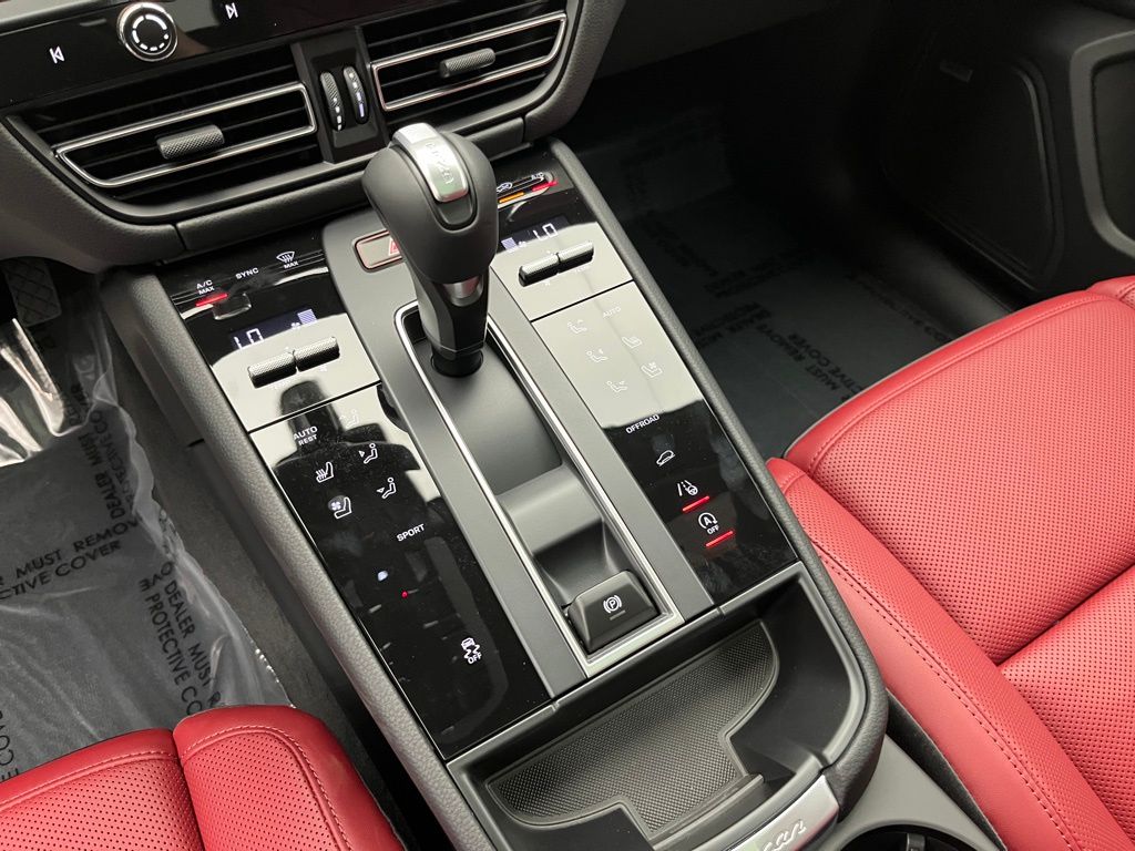 Thumbnail: 2025 Porsche Macan - 15