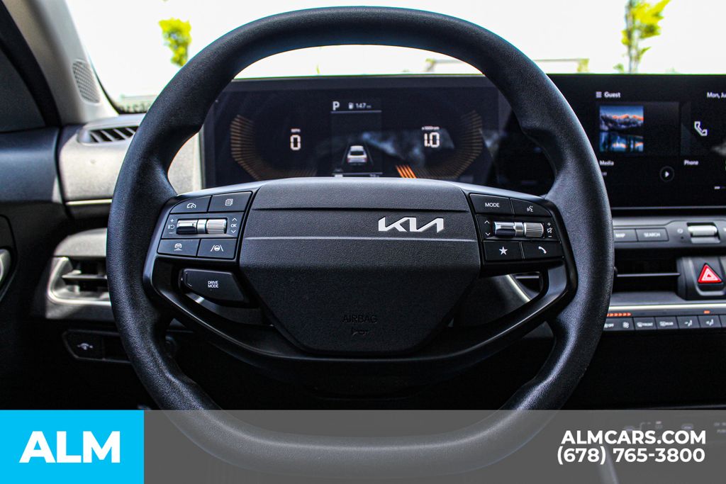 Used 2025 White Kia LXS image 23