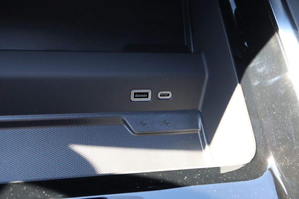 Thumbnail: 2025 Chevrolet Suburban - 32