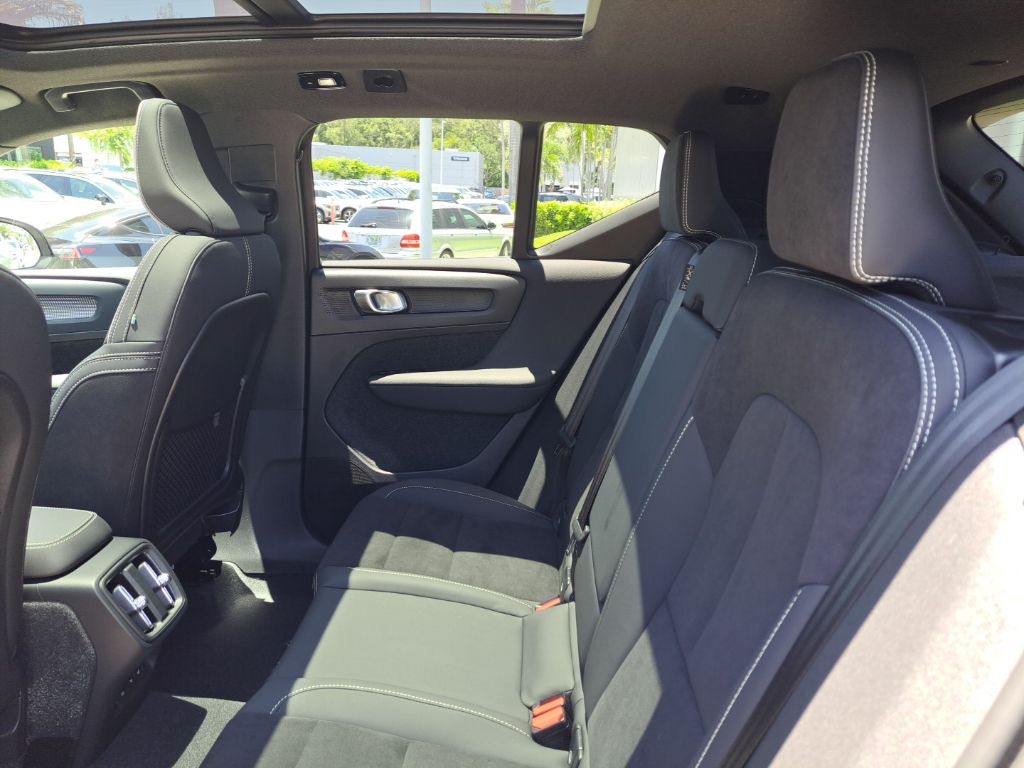 2023 Volvo XC40 Plus - Photo 8