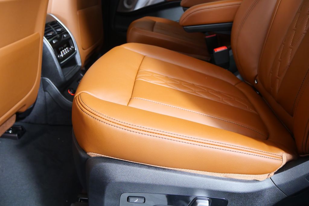 Thumbnail: 2026 BMW X7 - 16