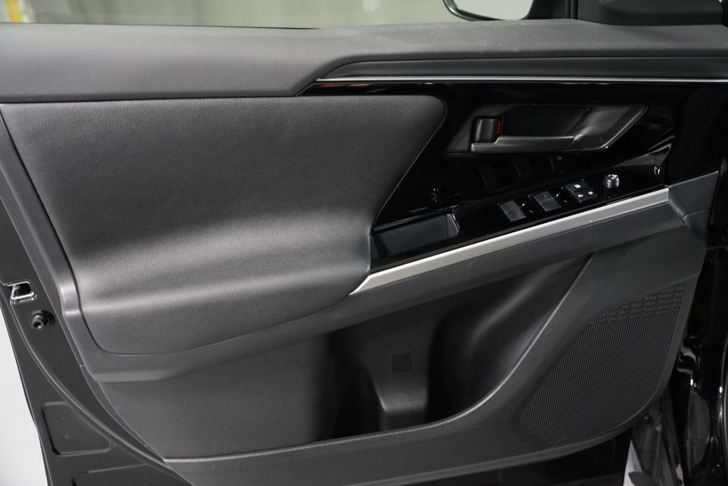 Thumbnail: 2024 Toyota bZ4X - 28