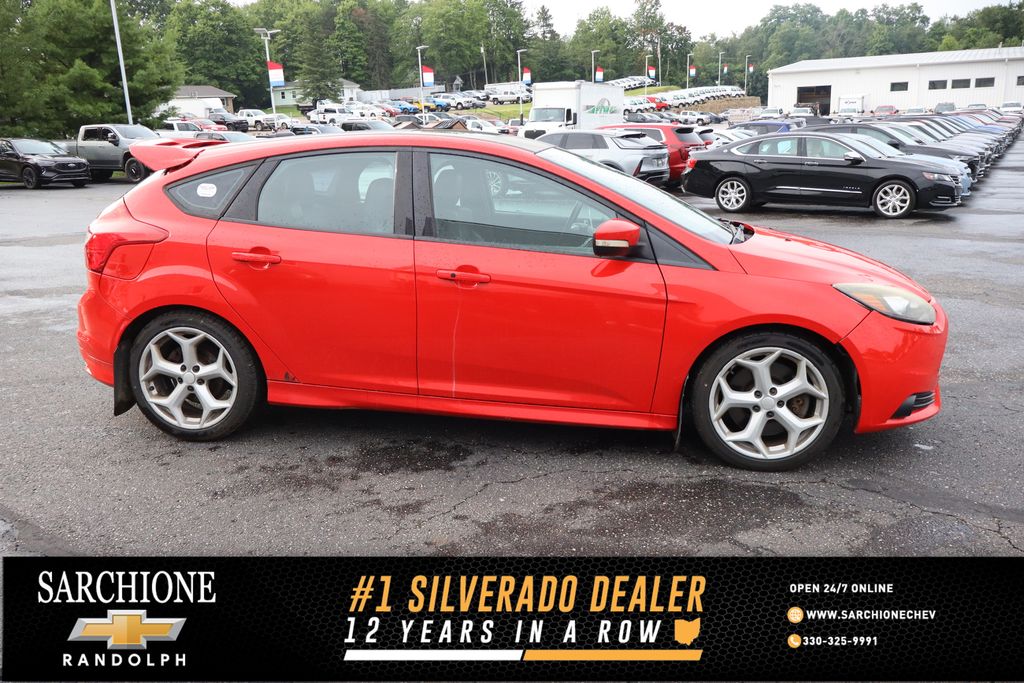 Race Red 2014 Ford Focus Hatchback Front-Wheel Drive 6-Speed Manual