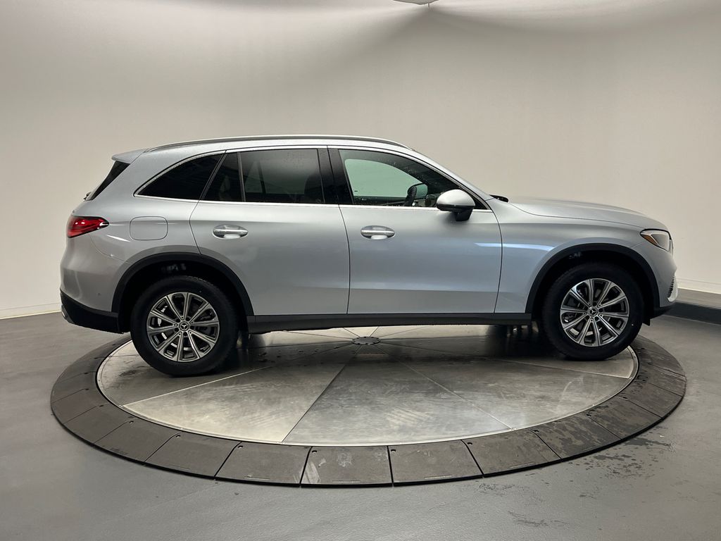 2025 Mercedes-Benz GLC 300 8