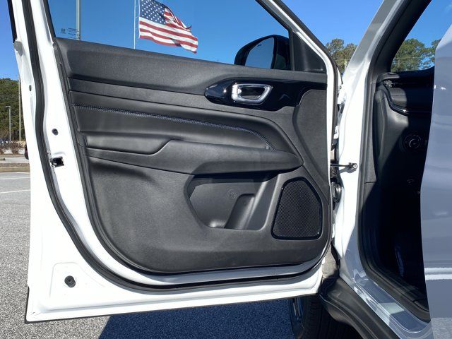 New 2026 White/off-white Jeep Latitude image 19