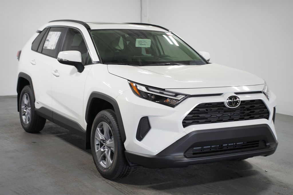 2025 Toyota RAV4 XLE 3