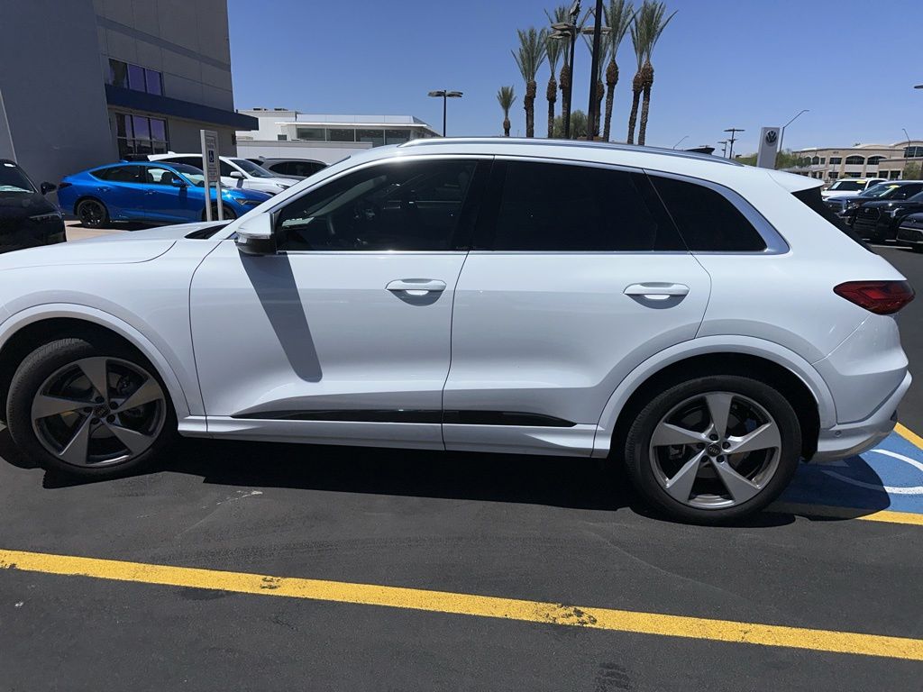 Thumbnail: 2025 Audi Q5 - 10