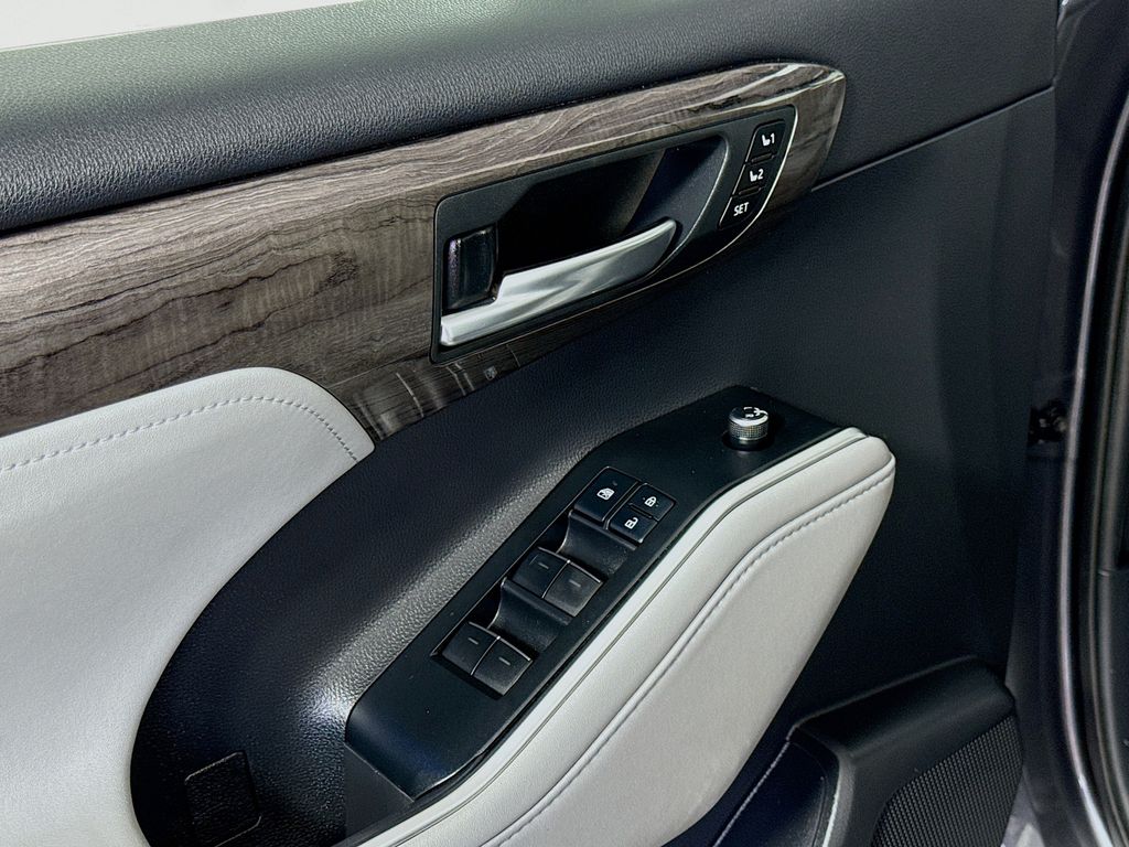 Thumbnail: 2020 Toyota Highlander - 18