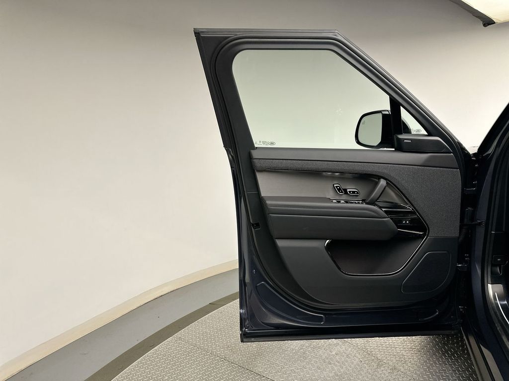 Thumbnail: 2026 Land Rover Range Rover Sport - 9