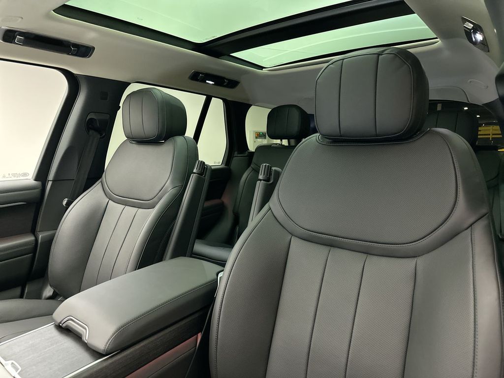 2025 Land Rover Range Rover SE 10