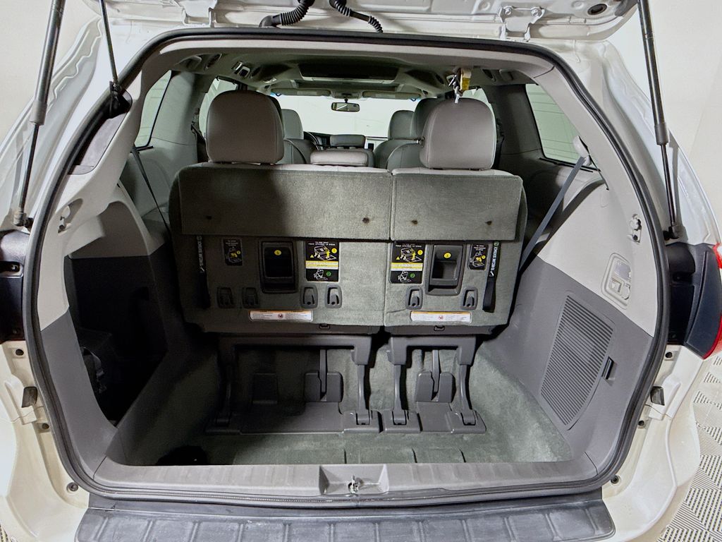 Thumbnail: 2017 Toyota Sienna - 27