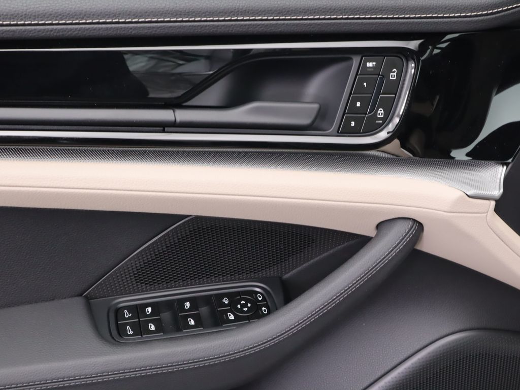 Thumbnail: 2025 Porsche Panamera - 26