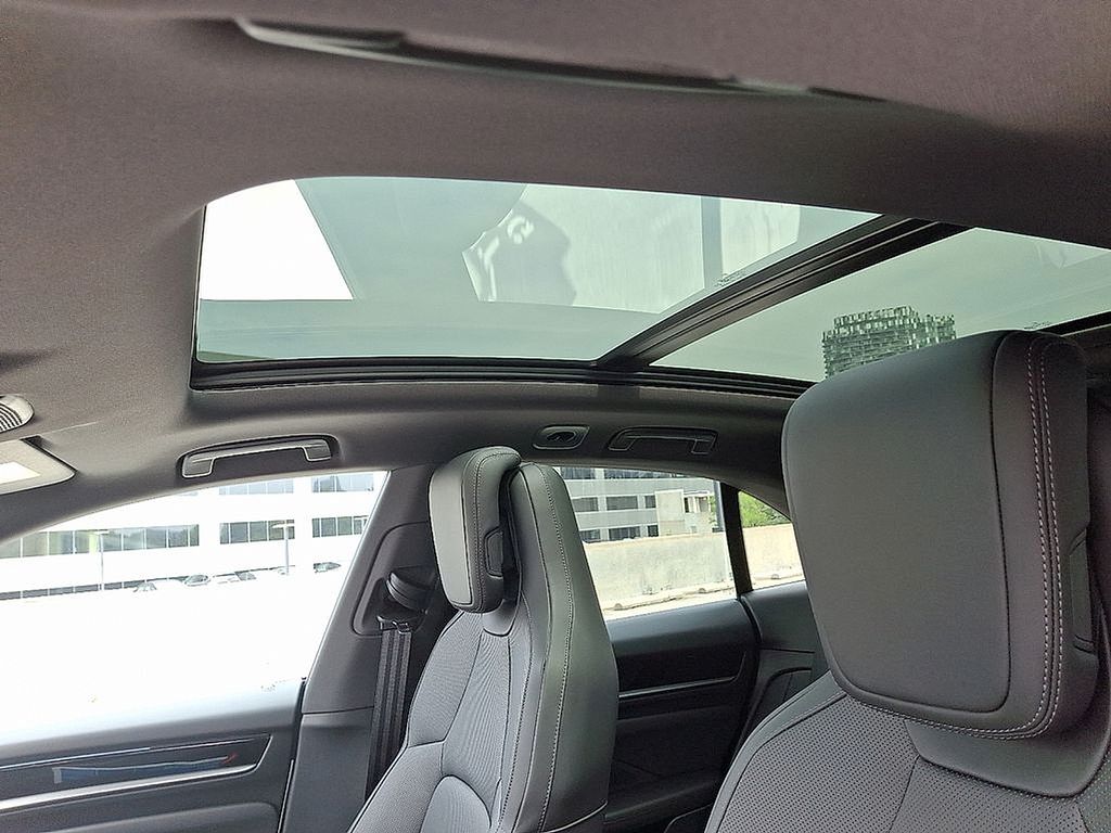 Thumbnail: 2025 Porsche Macan - 15