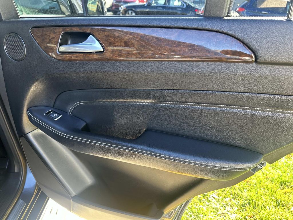 Thumbnail: 2012 Mercedes-Benz M-Class - 23