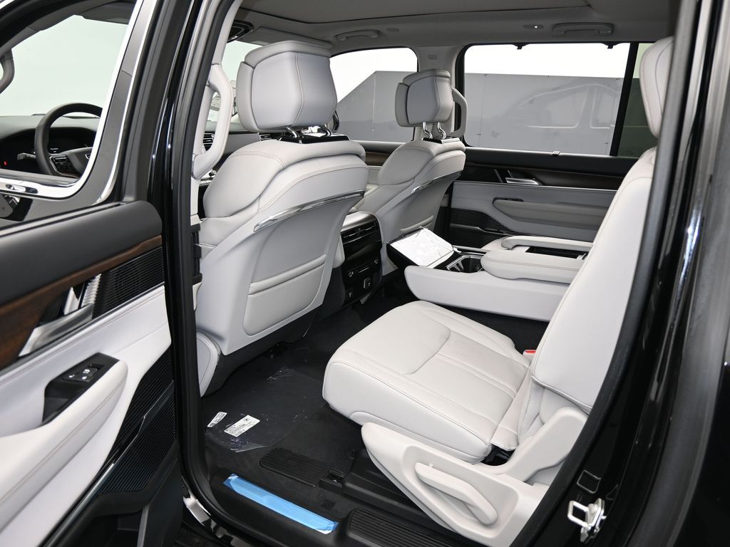 Used 2024 Diamond Black Crystal Pearlcoat Jeep Base image 44