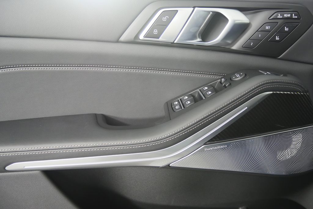 2026 BMW X7 M60i 9